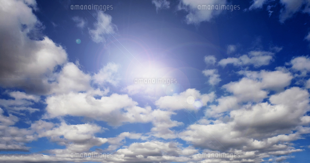 太陽と雲と青空[10280007125]の写真・イラスト素材｜アマナイメージズ