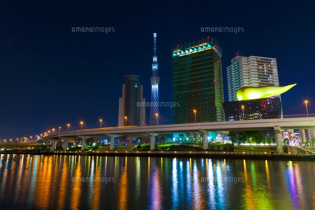東京スカイツリーのライトアップと隅田川の夜景 の写真素材 イラスト素材 アマナイメージズ