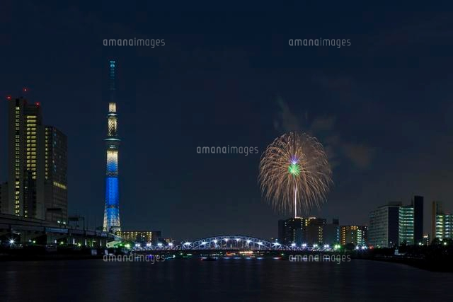 隅田川花火大会とライトアップした東京スカイツリー の写真素材 イラスト素材 アマナイメージズ