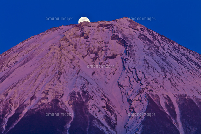 夕陽に染まる富士山と昇る月[10282002005]の写真・イラスト素材 