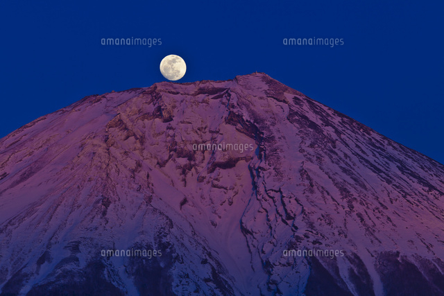 夕陽に染まる富士山と昇る月[10282002009]の写真・イラスト素材 