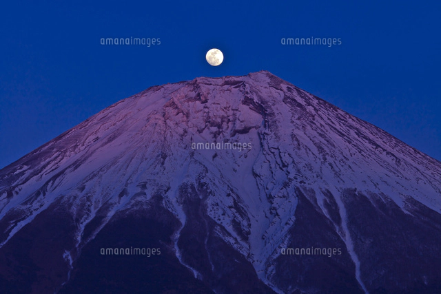 夕陽に染まる富士山と昇る月[10282002015]の写真・イラスト素材 