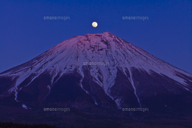 夕陽に染まる富士山と昇る月[10282002015]の写真・イラスト素材 