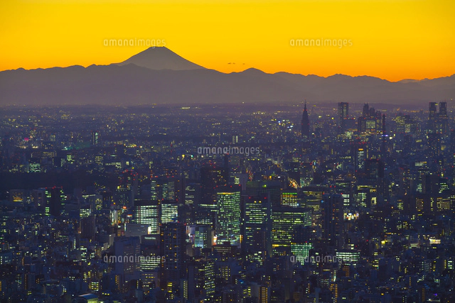 東京スカイツリー展望デッキから見た夕暮れの東京と富士山[10282002177