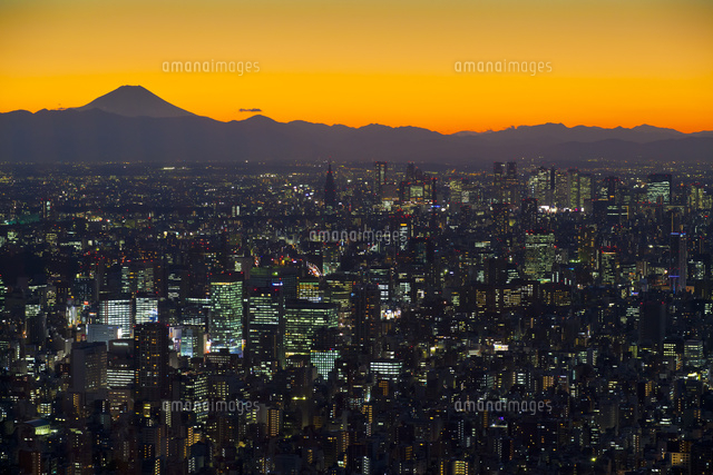 東京スカイツリー展望デッキから見た夕暮れの東京と富士山[10282002177