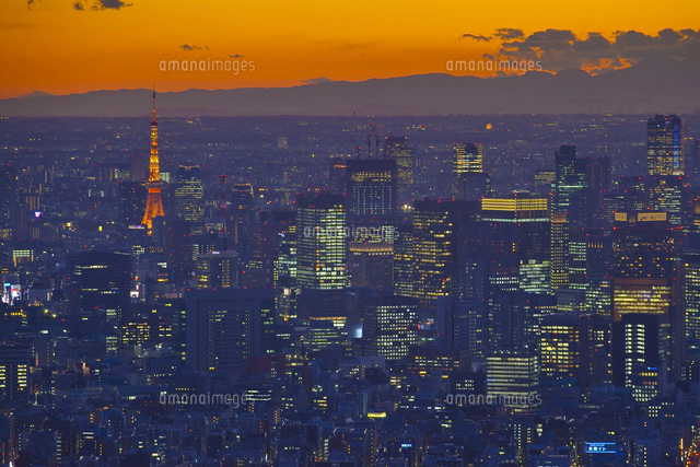 東京スカイツリー展望デッキから見た夕暮れの東京と富士山[10282002177