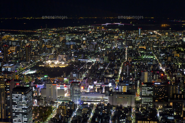 東京スカイツリー展望デッキから見た夕暮れの東京と富士山[10282002177