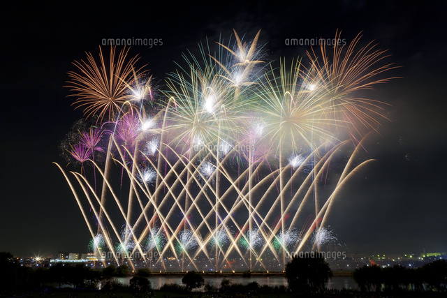 葛飾納涼花火大会のワイドスターマイン の写真素材 イラスト素材 アマナイメージズ