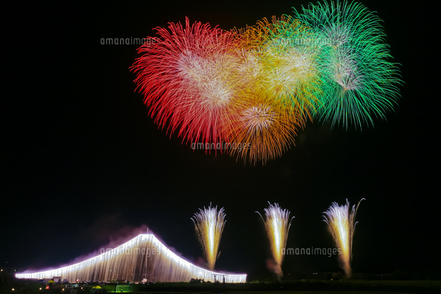 常総きぬ川花火大会のスターマインとナイアガラ富士山 の写真素材 イラスト素材 アマナイメージズ 常総きぬ川花火大会のスターマインとナイアガラ富士山 の写真素材 イラスト素材 アマナイメージズ