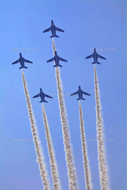 ブルーインパルスのアクロバット飛行 の写真素材 イラスト素材 アマナイメージズ