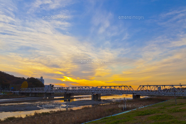夕暮れの橋 MDAwMDAyNDUzNA_MC41NTE5OTYwMCA