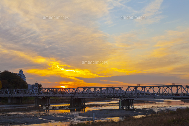 夕暮れの橋 夕暮れの渡良瀬橋[10282003830]の写真・イラスト素材｜アマナ