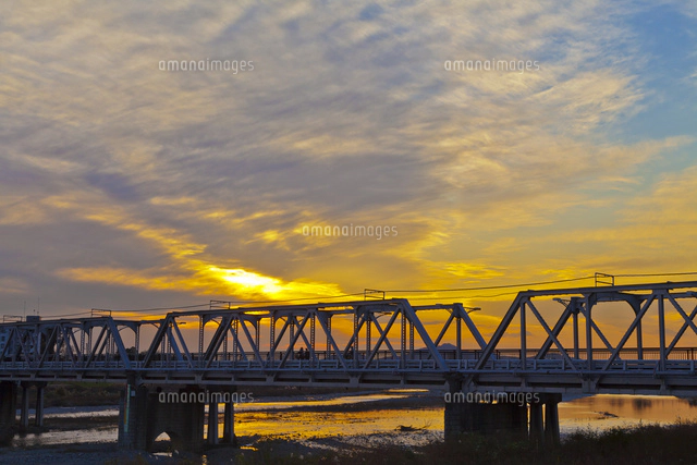 夕暮れの渡良瀬橋[10282003830]の写真・イラスト素材｜アマナイメージズ