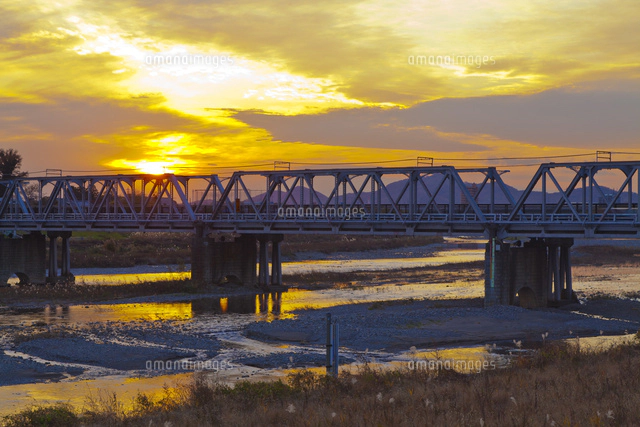 夕暮れの渡良瀬橋[10282003830]の写真・イラスト素材｜アマナイメージズ