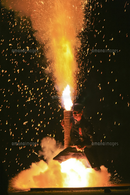 手筒花火 の写真素材 イラスト素材 アマナイメージズ
