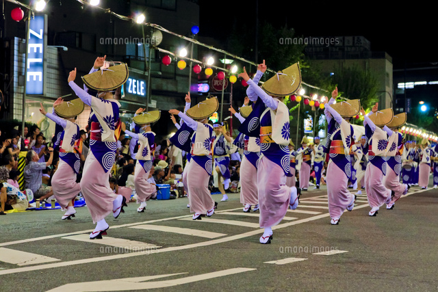 南越谷阿波踊りの流し踊り の写真素材 イラスト素材 アマナイメージズ