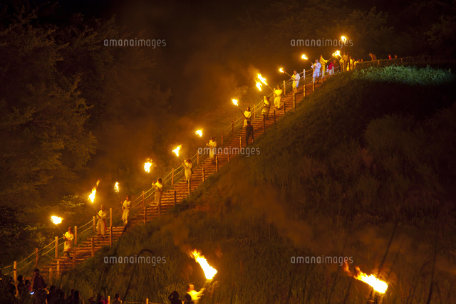 さきたま火祭りの松明行列 の写真素材 イラスト素材 アマナイメージズ