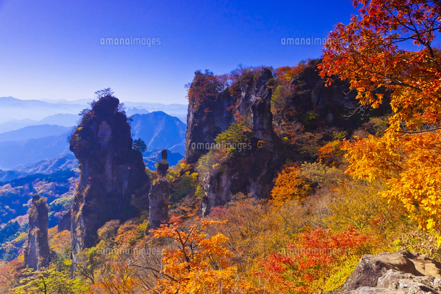 紅葉に映える妙義山の第四石門から大砲岩を望む[10282005523]の写真