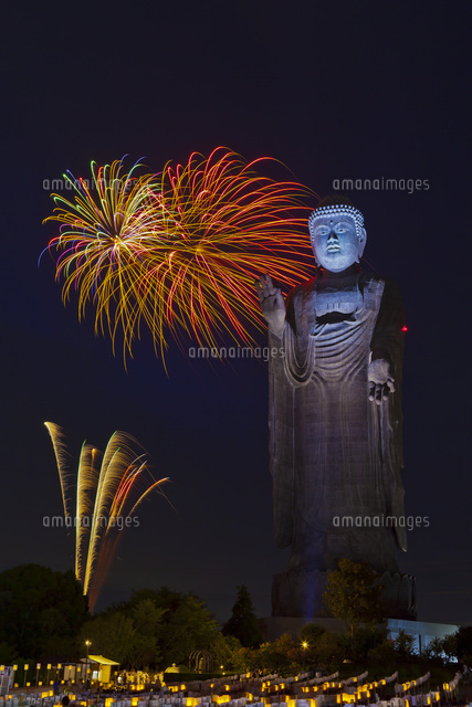 牛久大仏万燈会と花火 の写真素材 イラスト素材 アマナイメージズ