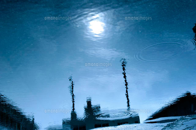 水たまりの反射 の写真素材 イラスト素材 アマナイメージズ