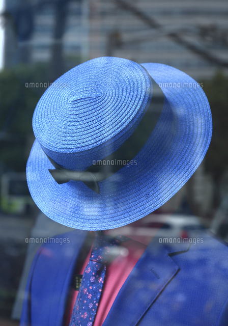 ガラスに映る青い帽子とネクタイとスーツ の写真素材 イラスト素材 アマナイメージズ