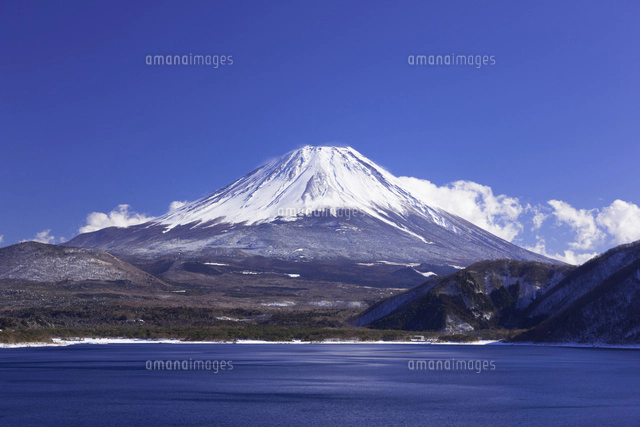 冬の本栖湖と富士山[10284002232]の写真・イラスト素材｜アマナイメージズ