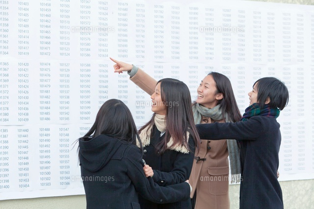 合格発表板の前で喜ぶ女子学生 の写真素材 イラスト素材 アマナイメージズ