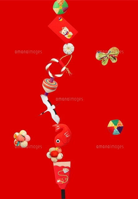 縦に並んだ正月雑貨いろいろ の写真素材 イラスト素材 アマナイメージズ