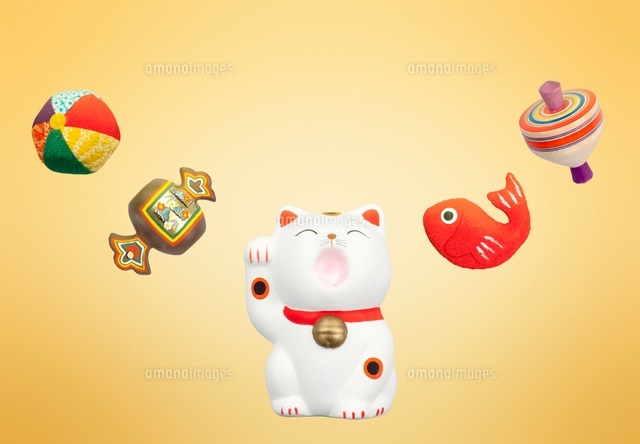 招き猫と鯛と駒と鞠と打ち出の小槌 の写真素材 イラスト素材 アマナイメージズ