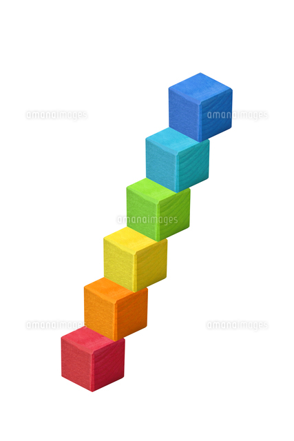 カラフルな積み木の階段 の写真素材 イラスト素材 アマナイメージズ