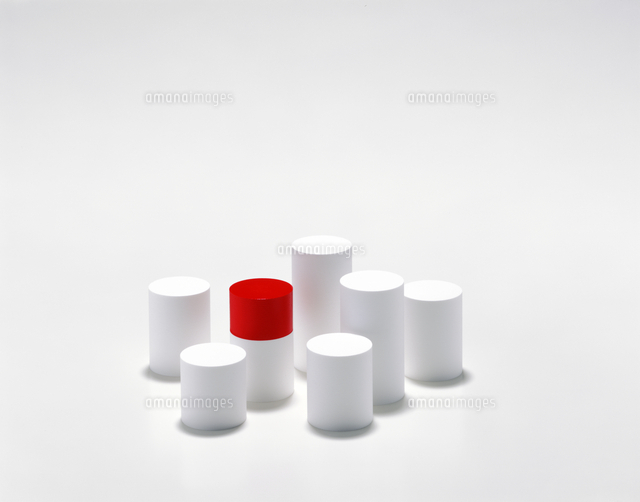 いろいろな高さの円柱 の写真素材 イラスト素材 アマナイメージズ