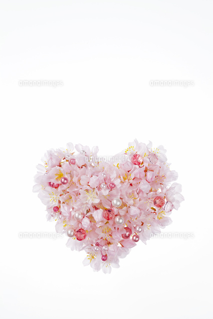 造花の桜で作ったハート の写真素材 イラスト素材 アマナイメージズ
