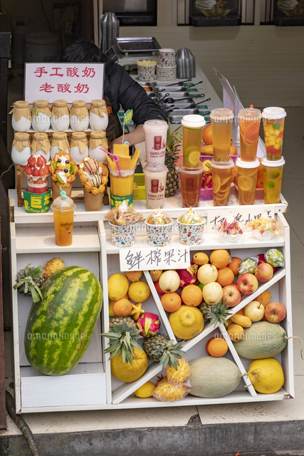 果物ジュースの販売店 の写真素材 イラスト素材 アマナイメージズ