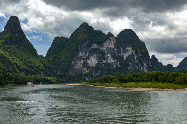 桂林漓江下り 九馬画山 の写真素材 イラスト素材 アマナイメージズ