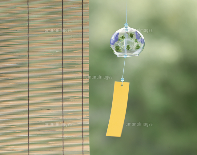 すだれと風鈴 の写真素材 イラスト素材 アマナイメージズ