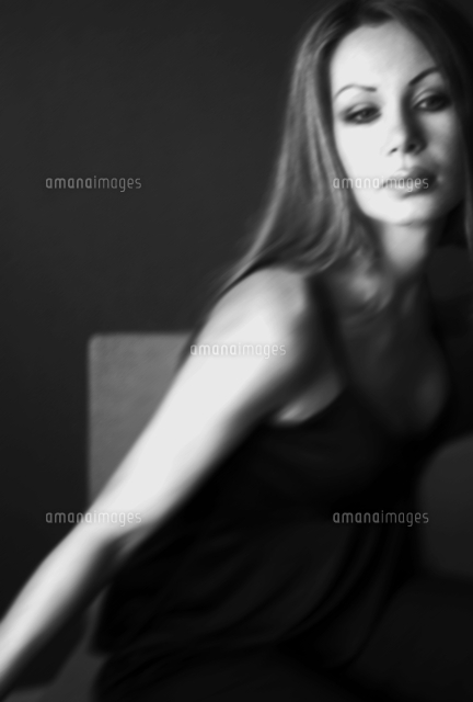 タンクトップを着た外国の女性 の写真素材 イラスト素材 アマナイメージズ