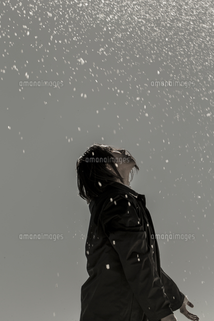 降る雪を見上げる女性 の写真素材 イラスト素材 アマナイメージズ