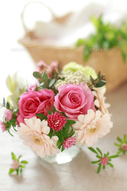 食卓に生けたバラとガーベラのピンクブーケ の写真素材 イラスト素材 アマナイメージズ
