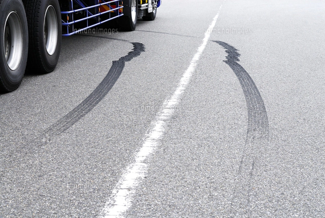 急ブレーキの写真素材 ストックフォト アマナイメージズ