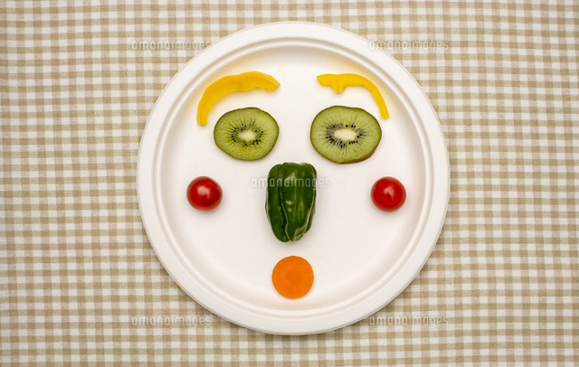野菜と果物で作る顔 の写真素材 イラスト素材 アマナイメージズ