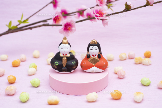 桃色の台に乗った雛人形と桃の花 ひなあられ の写真素材 イラスト素材 アマナイメージズ