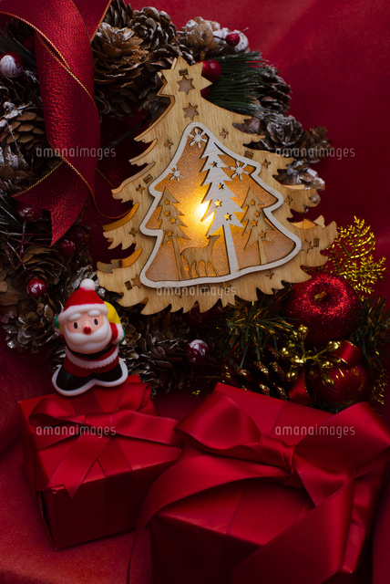 クリスマスツリーのイルミネーションとサンタクロース ギフトボックス リース オーナメント の写真素材 イラスト 素材 アマナイメージズ