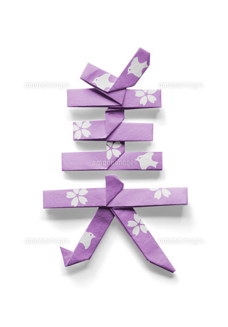 花と鳥の模様が付いている美の文字の折り紙 の写真素材 イラスト素材 アマナイメージズ