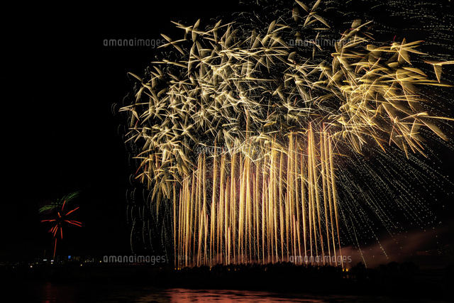 花火 流山花火大会 の写真素材 イラスト素材 アマナイメージズ