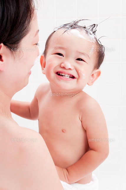母親と一緒のお風呂で髪に泡をつけた赤ちゃん の写真素材 イラスト素材 アマナイメージズ