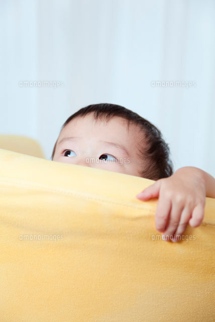 ソファーにしがみつく赤ちゃん の写真素材 イラスト素材 アマナイメージズ ソファーにしがみつく赤ちゃん の写真素材 イラスト素材 アマナイメージズ