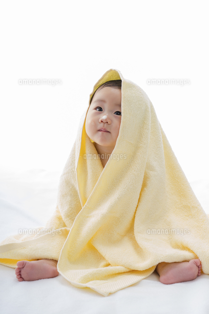 黄色いタオルをかぶり鼻に石鹸の泡を付けているお座りの赤ちゃん の写真素材 イラスト素材 アマナイメージズ