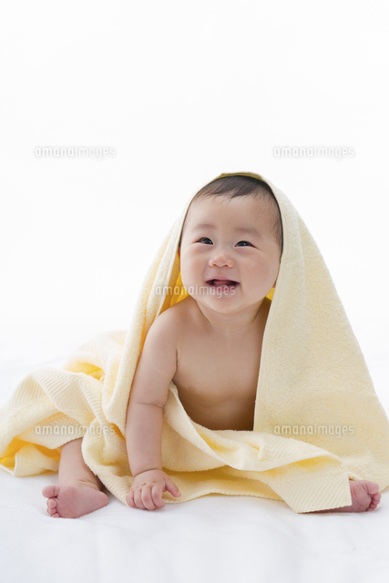黄色いタオルをかぶってお座りしているご機嫌な赤ちゃん の写真素材 イラスト素材 アマナイメージズ 黄色いタオルをかぶってお座りしているご機嫌な赤ちゃん の写真素材 イラスト素材 アマナイメージズ