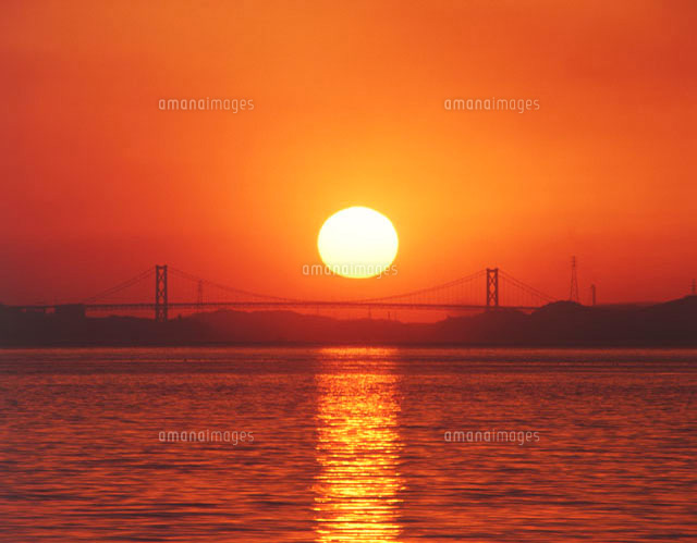 夕日の沈む関門橋 の写真素材 イラスト素材 アマナイメージズ