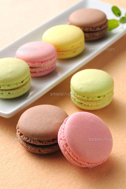 白い器に入ったカラフルなマカロン の写真素材 イラスト素材 アマナイメージズ